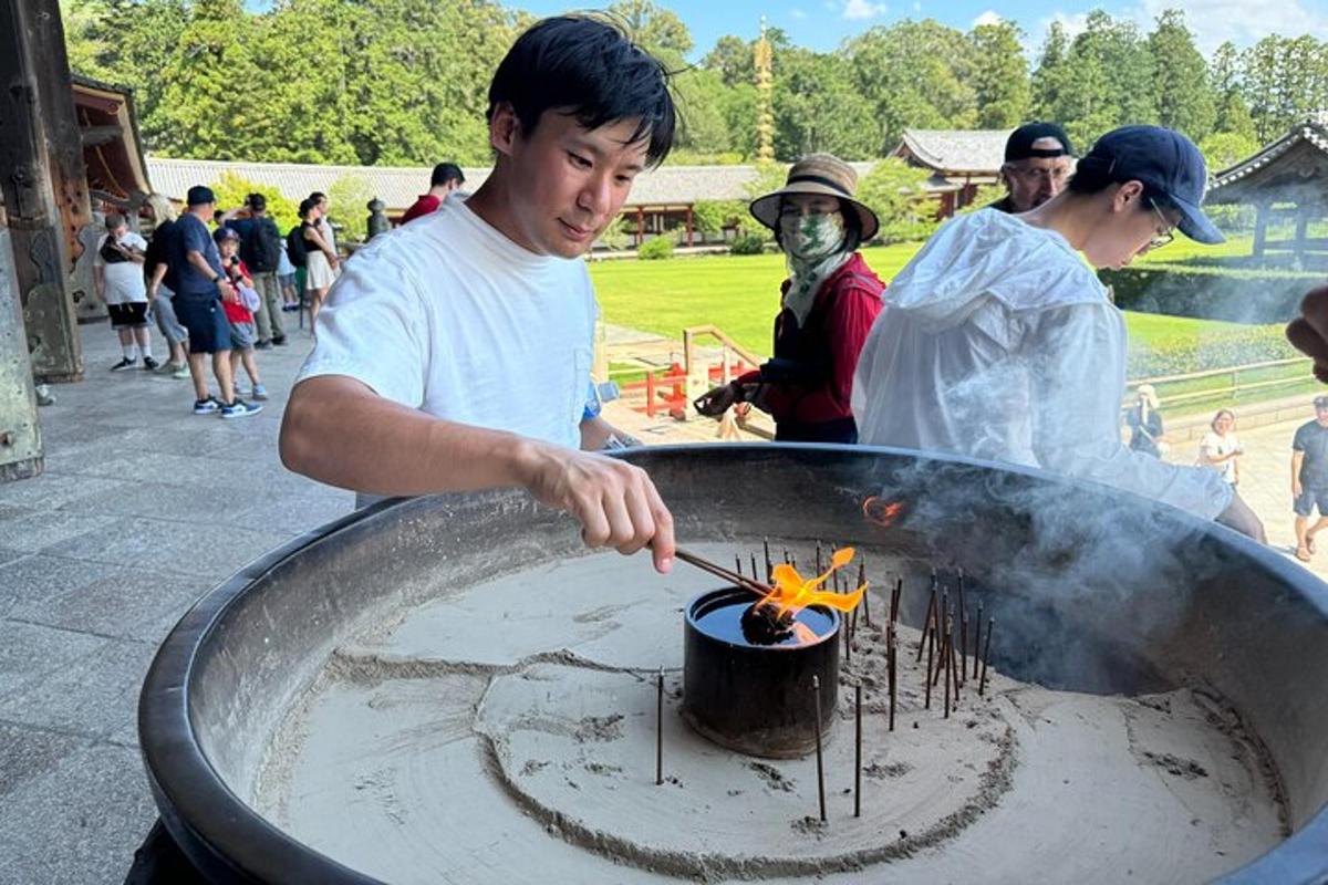 um homem cozinhando comida no fogo em uma panela
