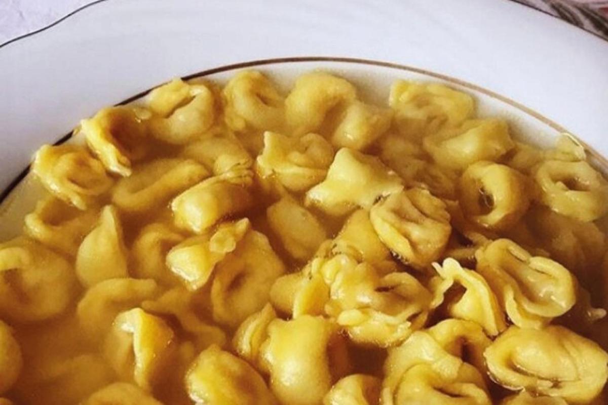 Un tazón de macarrones con queso en un plato