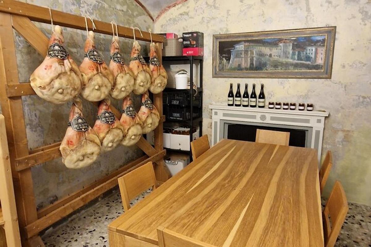 bir masa ve bir demet soğanın bulunduğu bir yemek odası