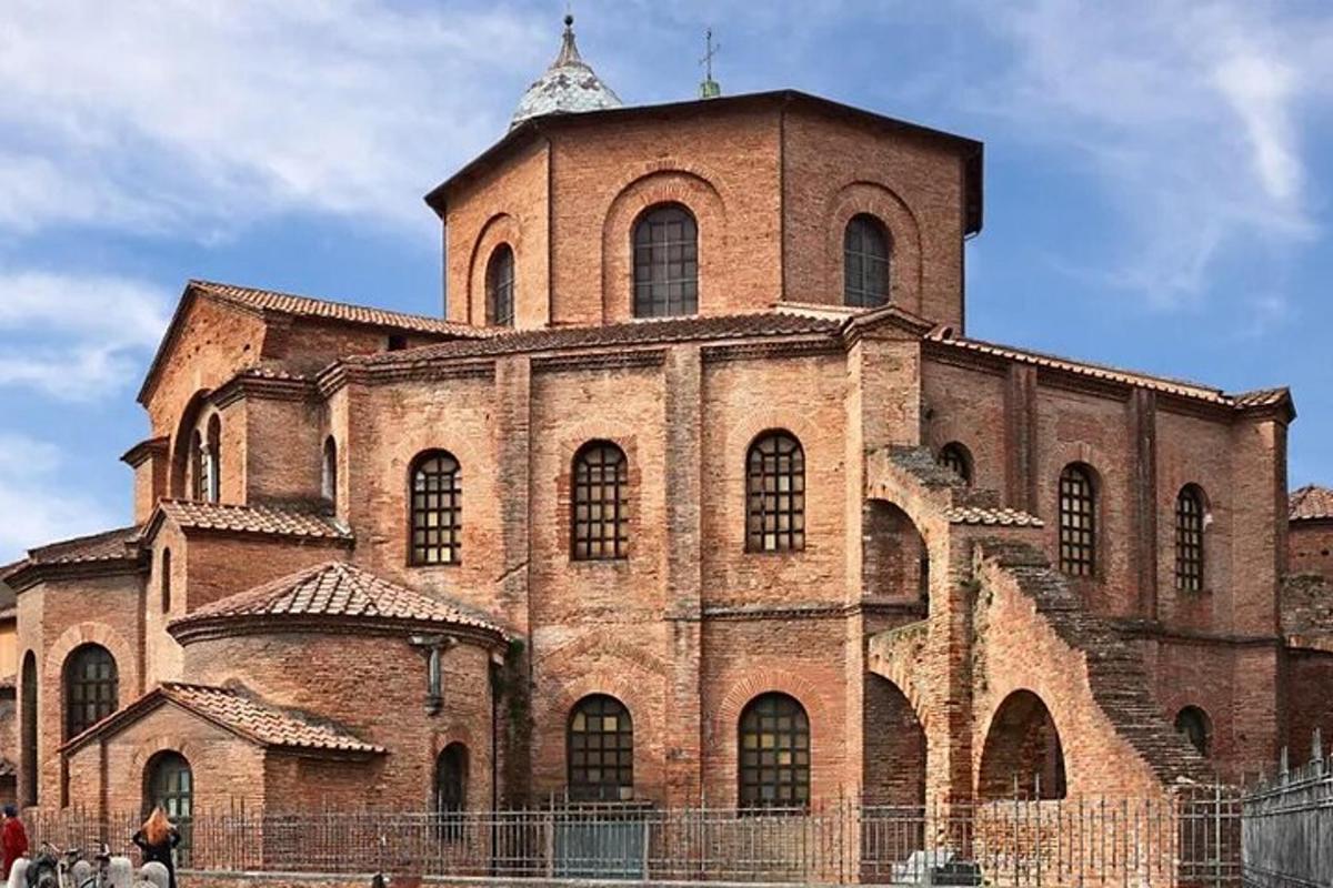 un gran edifici de maó amb una torre a sobre