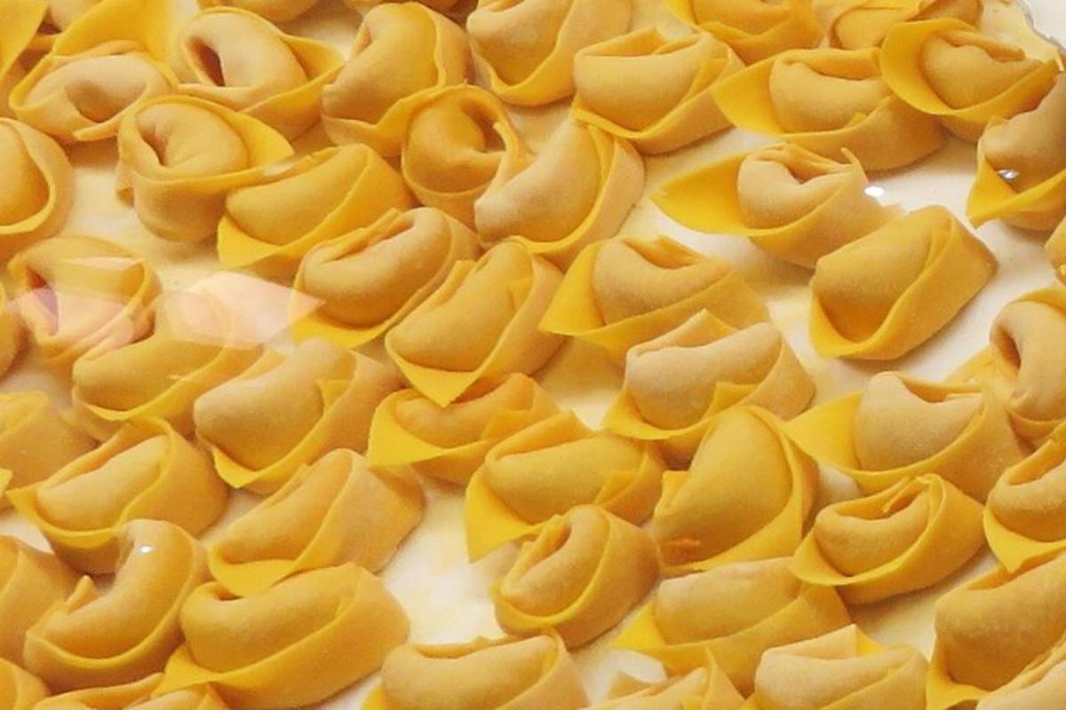 un primer pla de pasta sobre un pastís