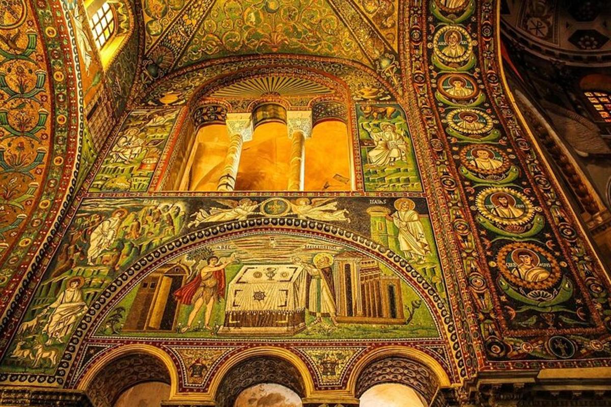 una habitació amb una pintura al sostre d'un edifici