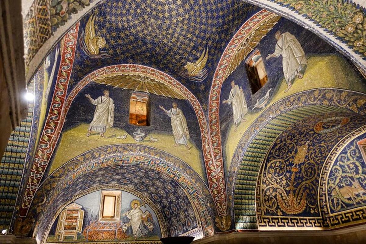 una sala amb mosaics als sostres d'una església