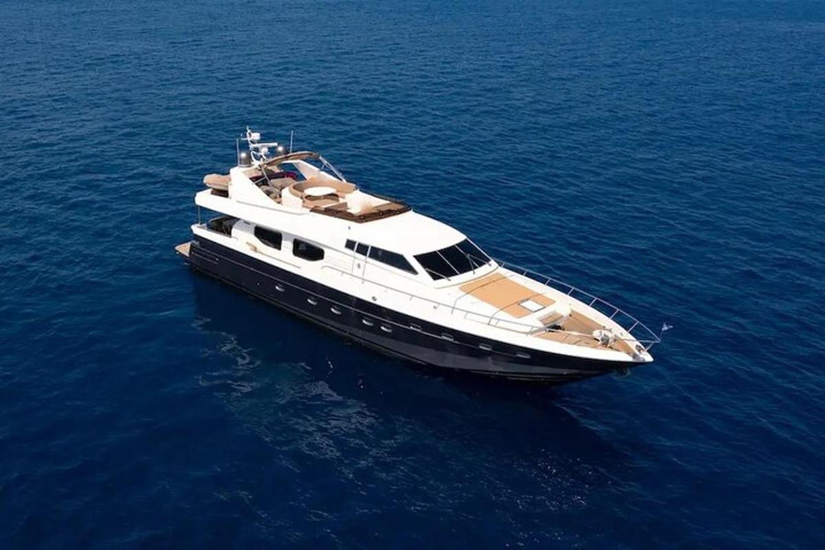una barca che galleggia sull'acqua nell'oceano