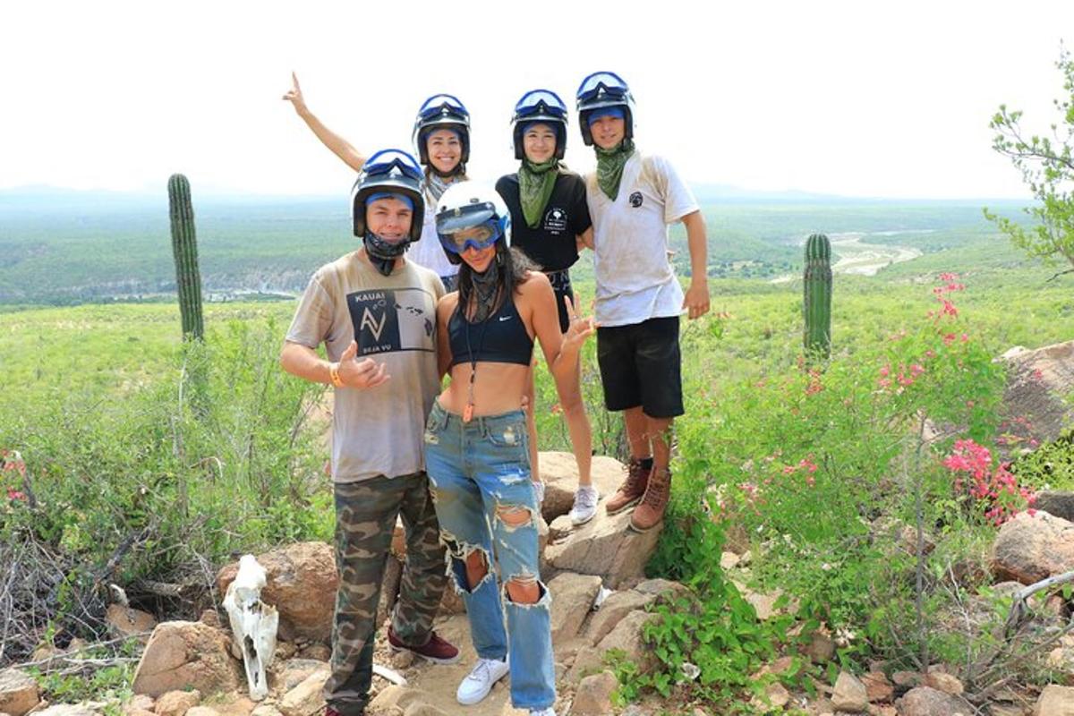 een groep mensen die poseren voor een foto op een berg