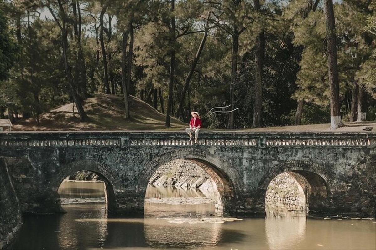 uma pessoa em pé em uma ponte sobre um rio