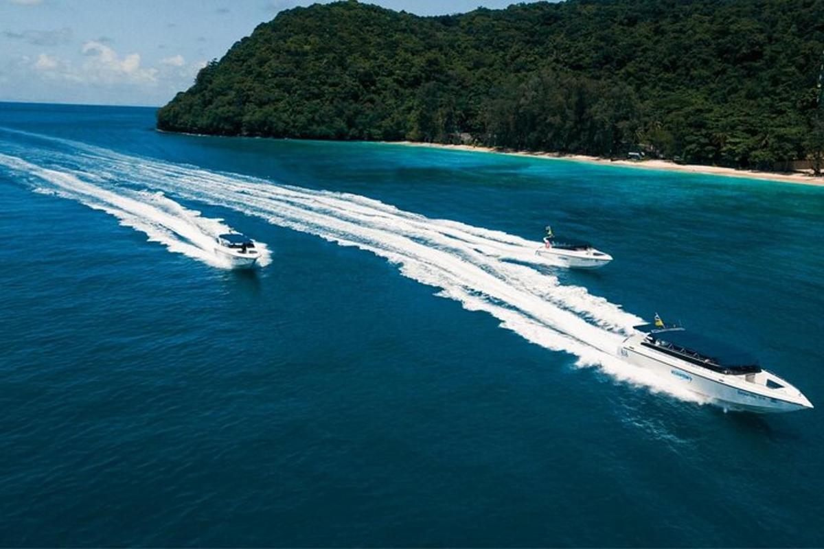 dois barcos na água perto de uma ilha