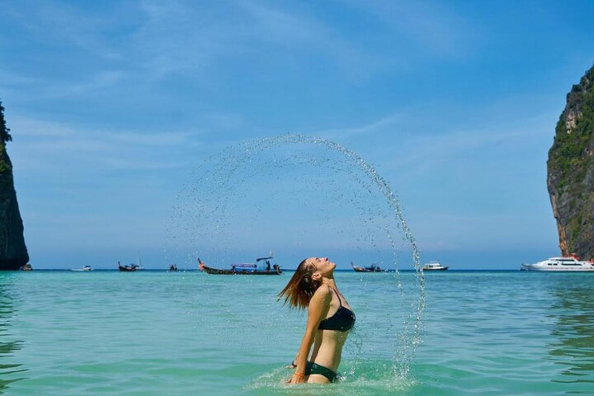 Žena stojí ve vodě v oceánu