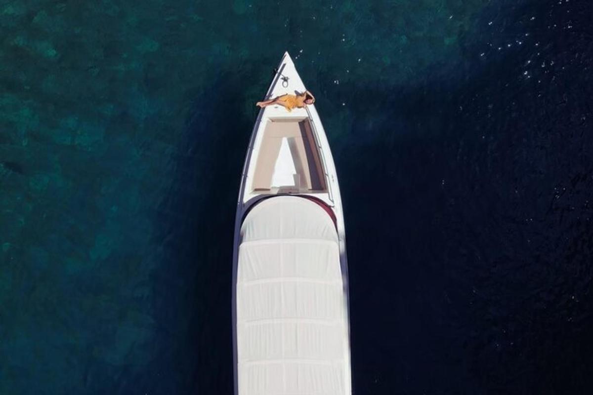um barco branco na água com uma pessoa nele