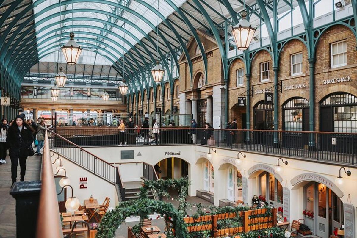 un centru comercial interior cu tavan de sticlă