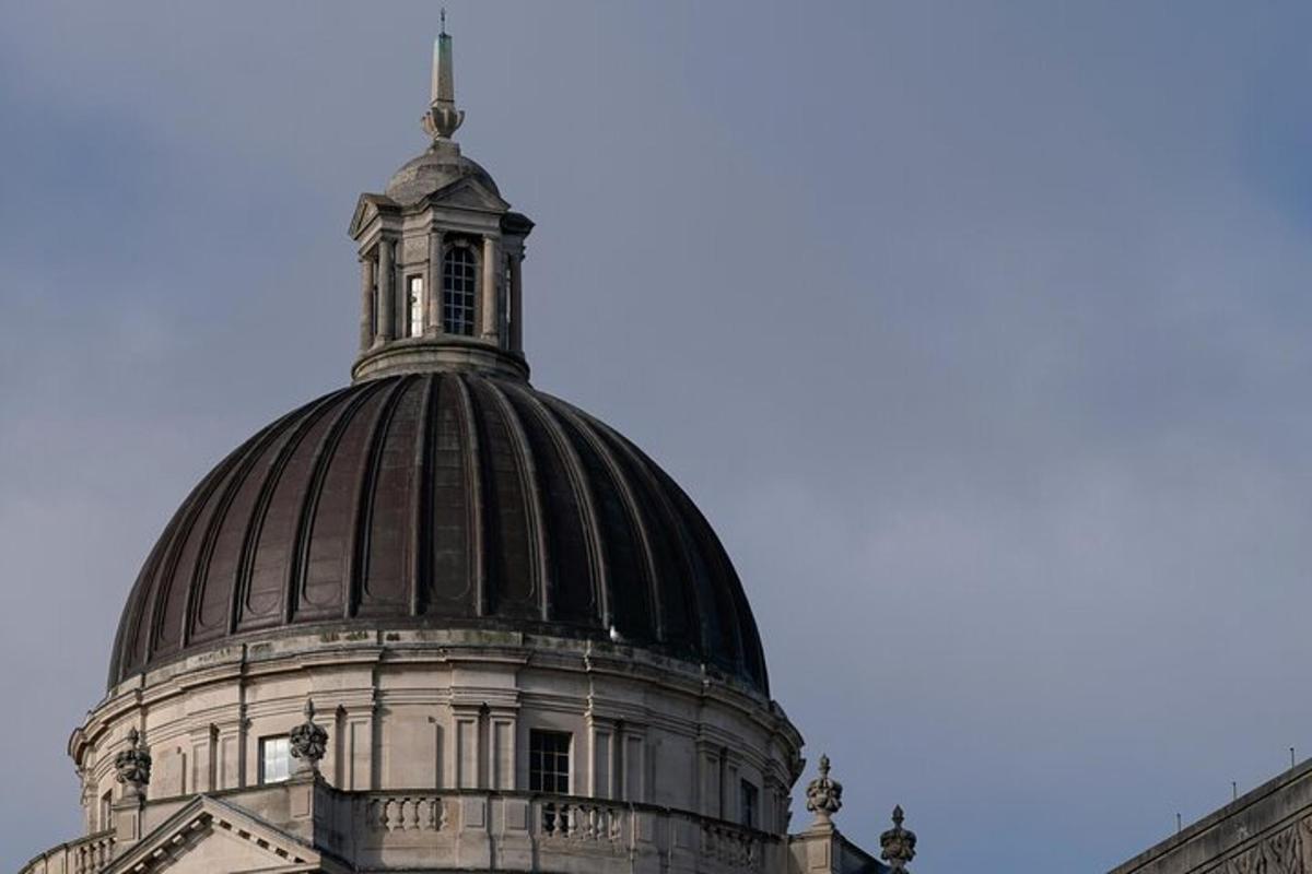 una cupola di un edificio con un cielo blu sullo sfondo