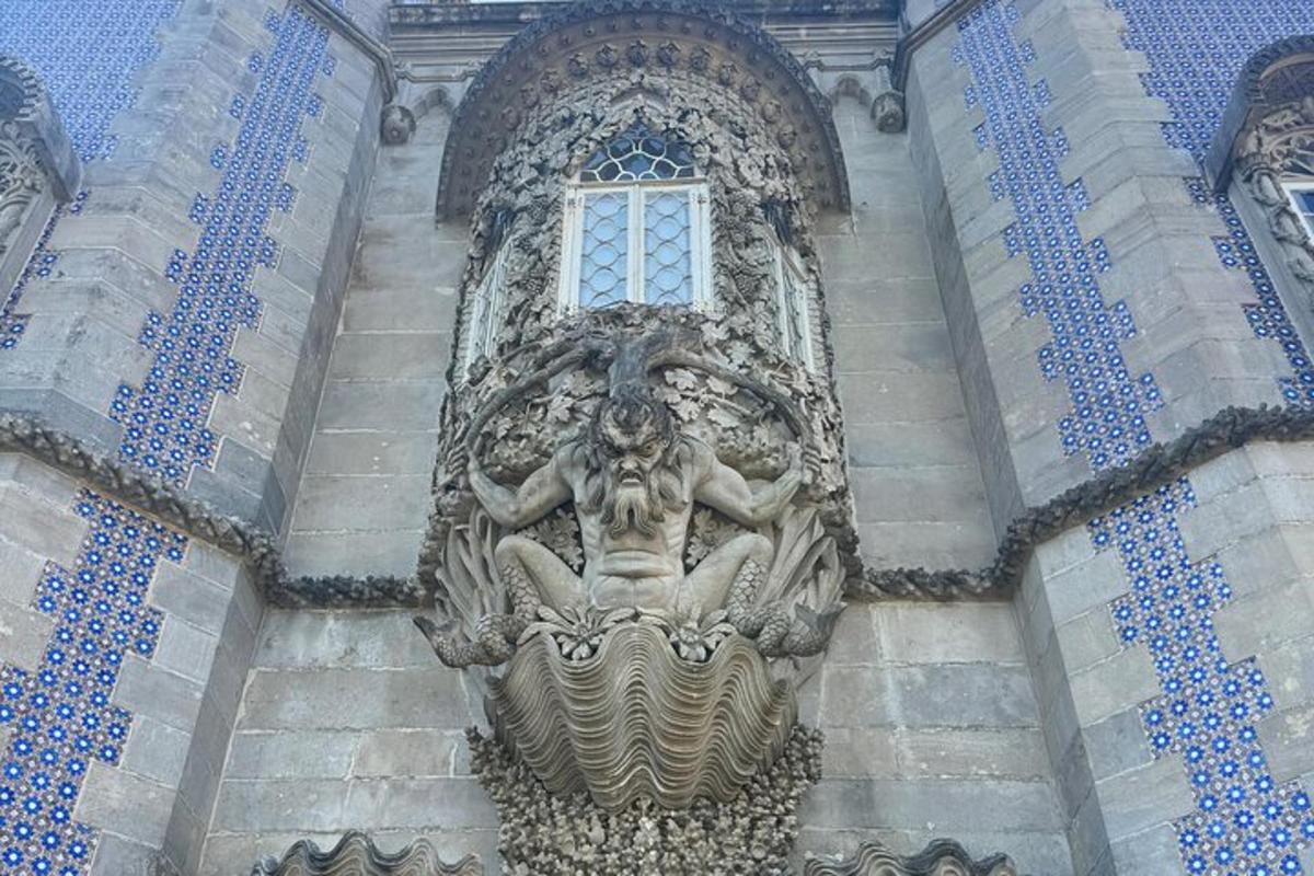 una statua di una sirena sul lato di un edificio