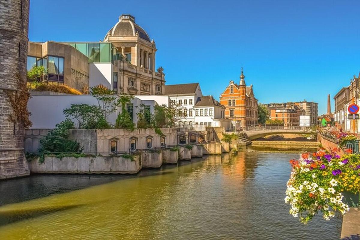 pohled na řeku ve městě s budovami