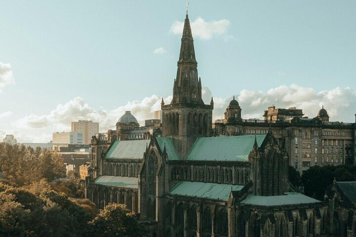 sebuah katedral besar dengan menara tinggi di sebuah bandar
