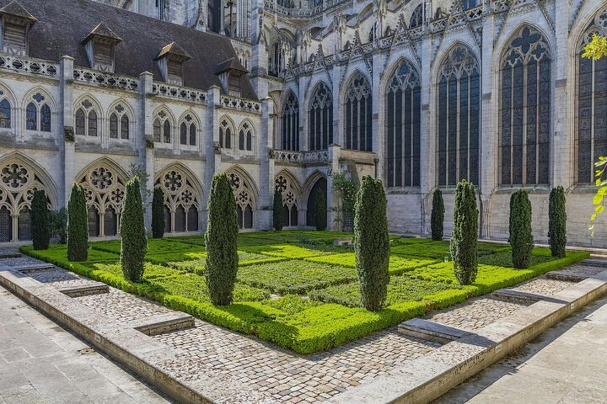 um jardim em frente a um prédio com árvores
