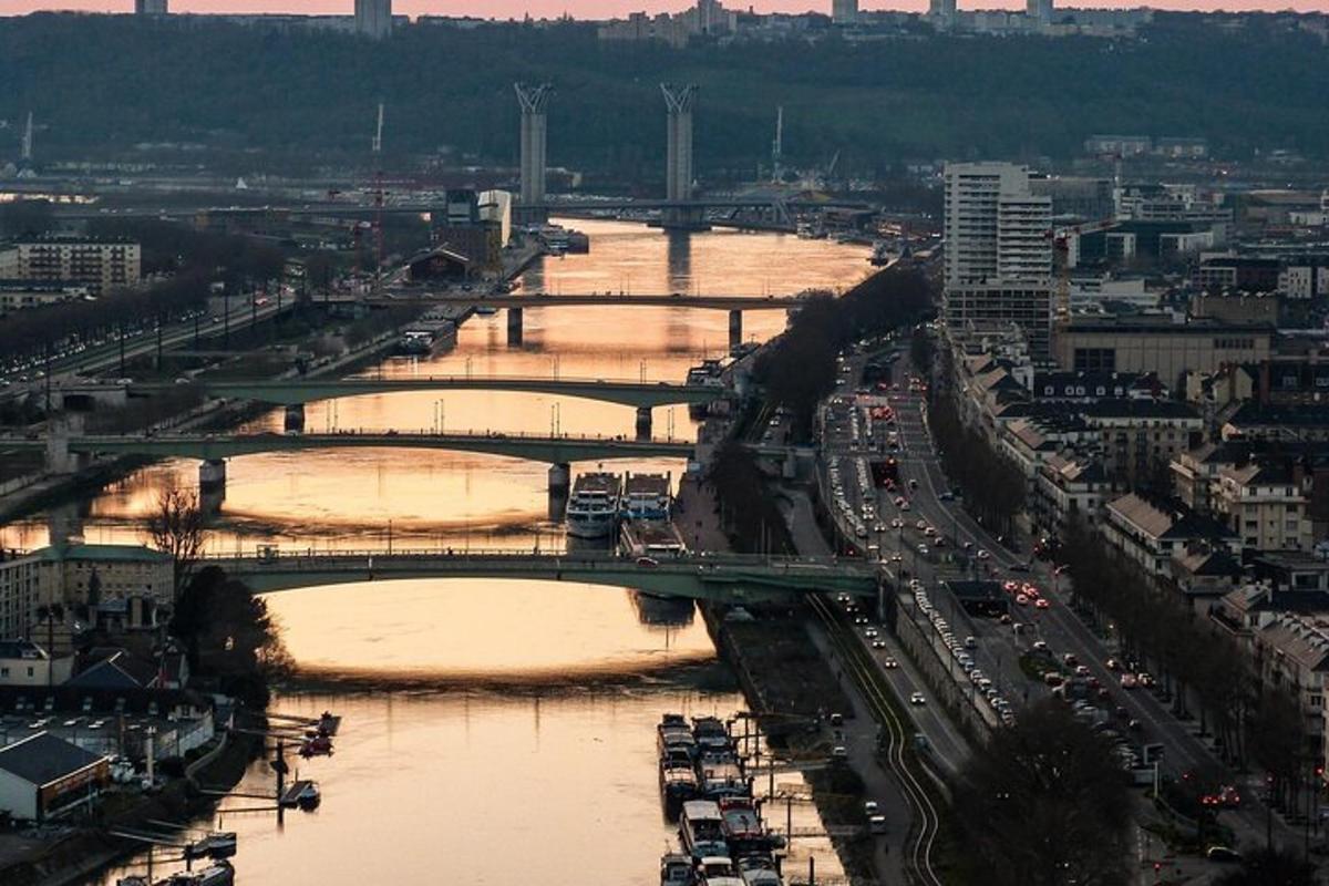 um rio com uma ponte em uma cidade com trânsito