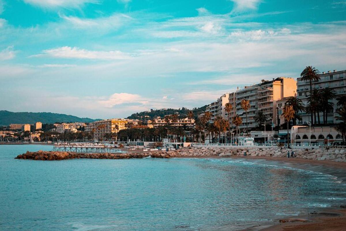 pogled na plažo z zgradbami in oceanom