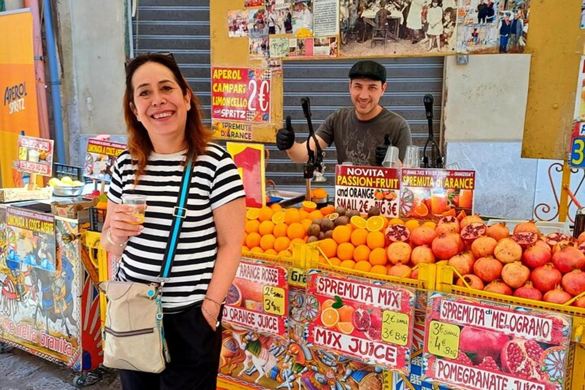 seorang wanita berdiri di hadapan kedai buah