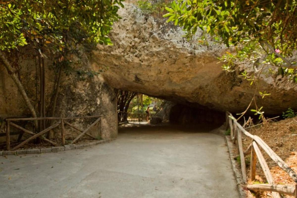 una entrada a un túnel en una paret de pedra