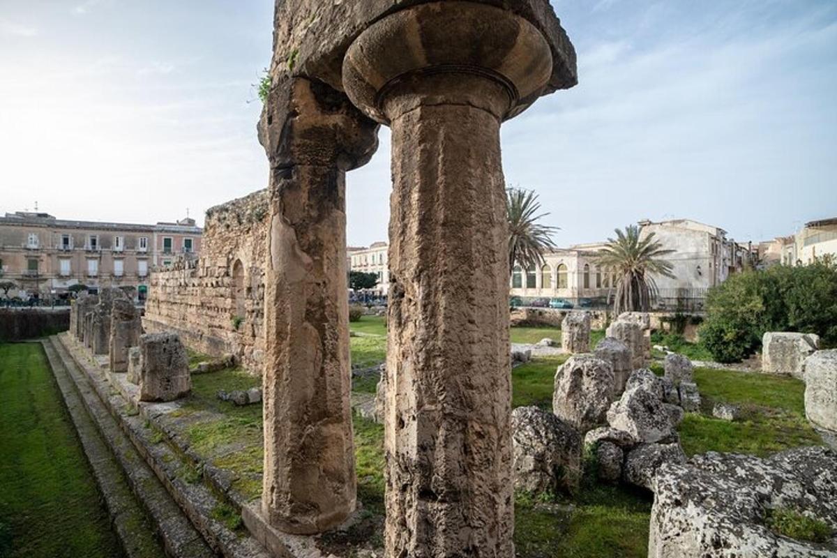 una columna entre les ruïnes d'un edifici