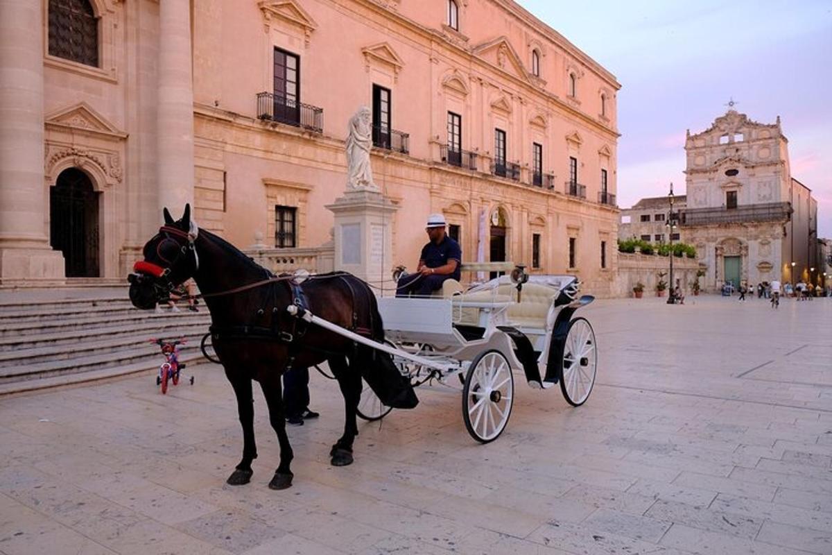 un carruatge tirat per cavalls davant d'un edifici