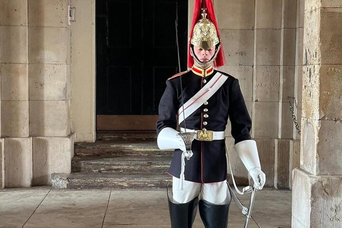 un uomo in uniforme in piedi davanti a una porta