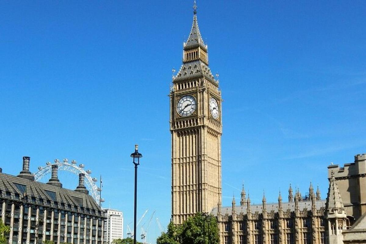 un'alta torre dell'orologio con il Big Ben a Londra