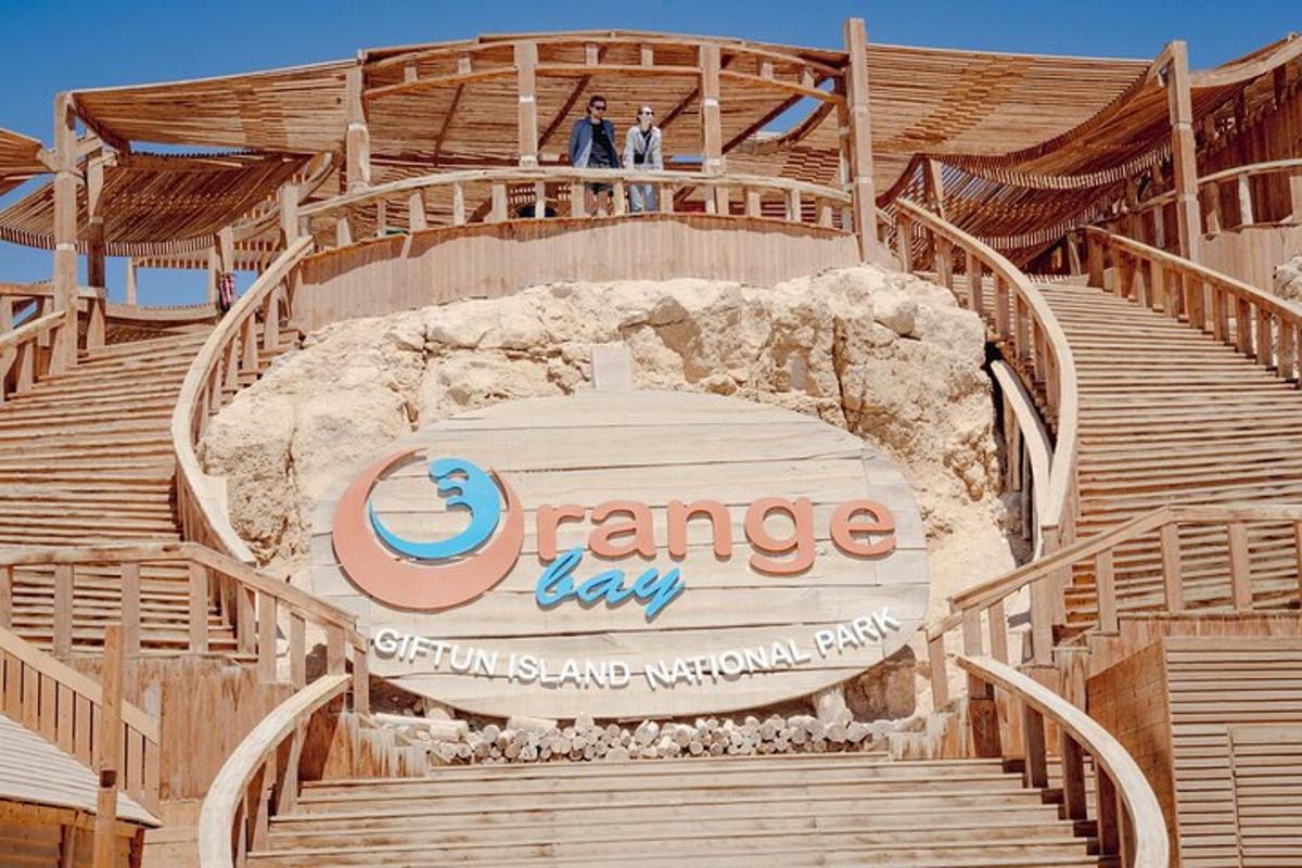velký amfiteátr se značkou Orange Bay