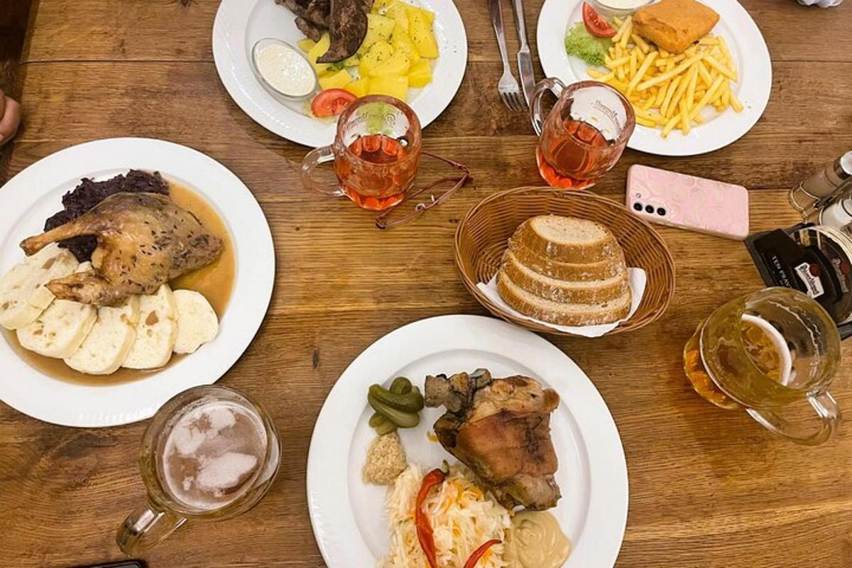 een houten tafel met daarop borden met eten en drinken