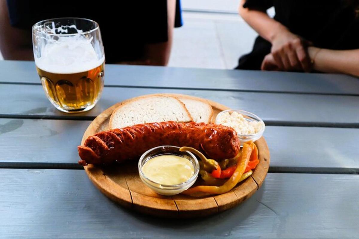 een hotdog en frietjes met een glas bier