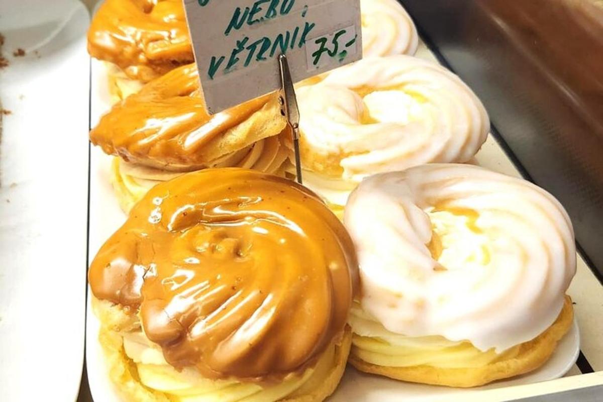 een doos met verschillende soorten donuts met een bordje