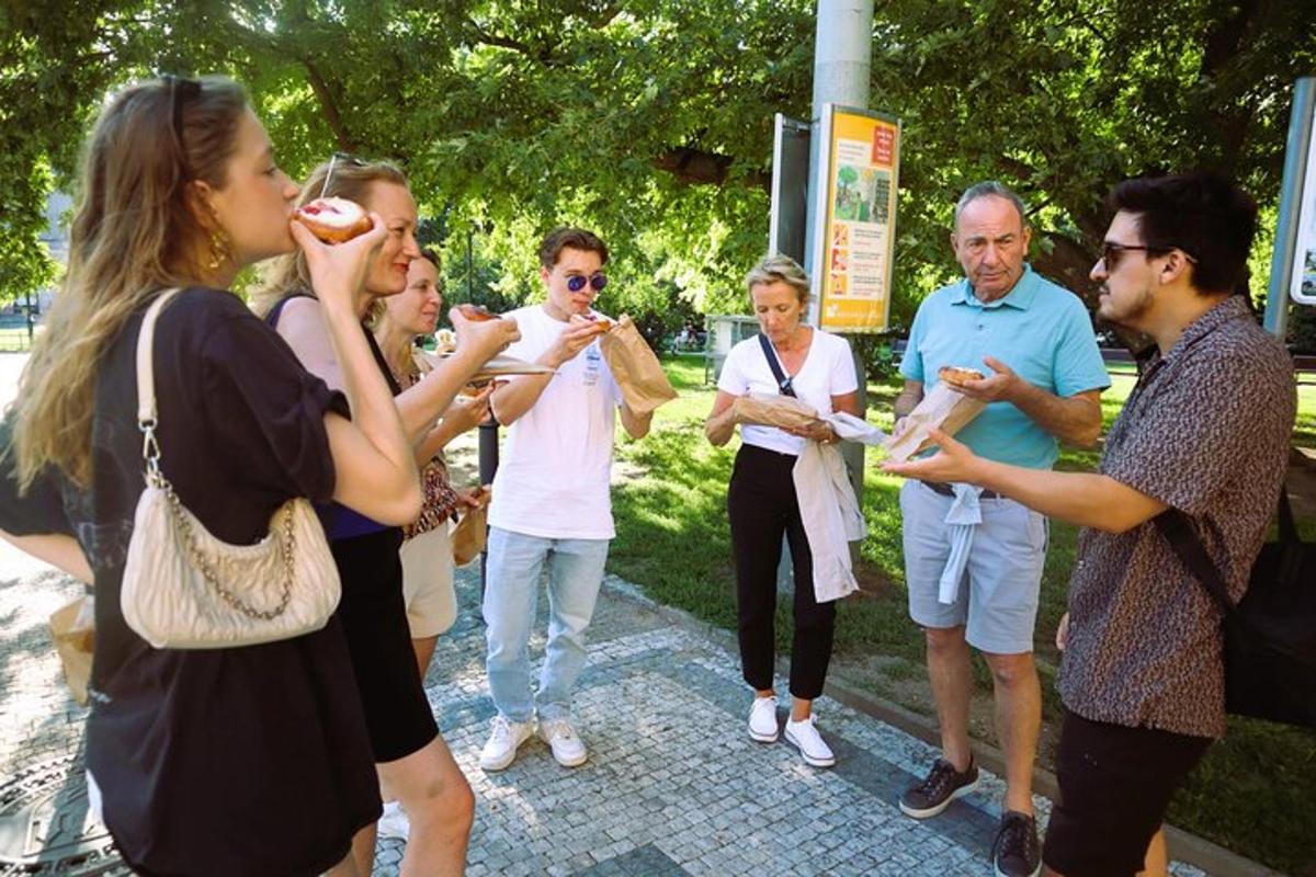 een groep mensen die rondstaan en eten