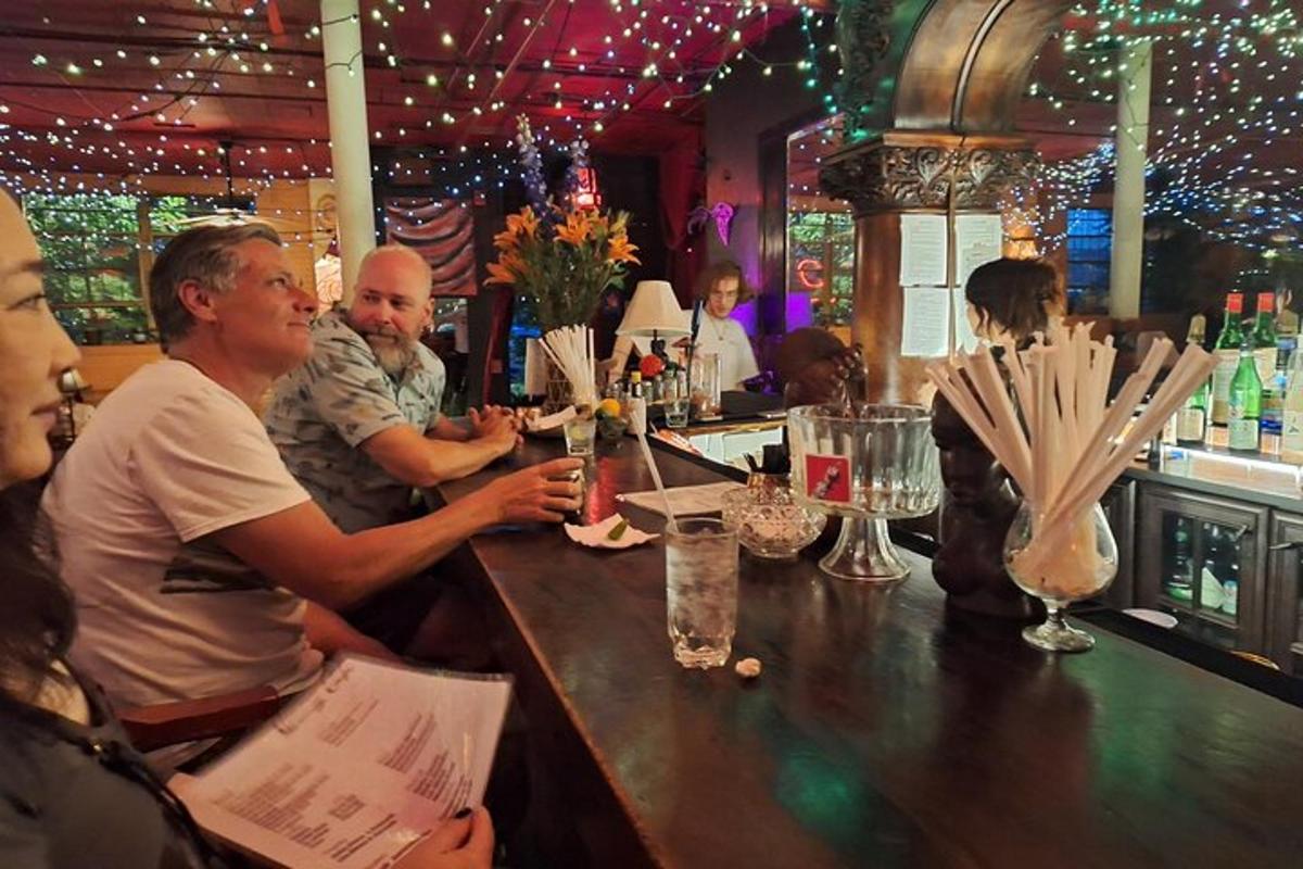 un grup de oameni care stau la un bar