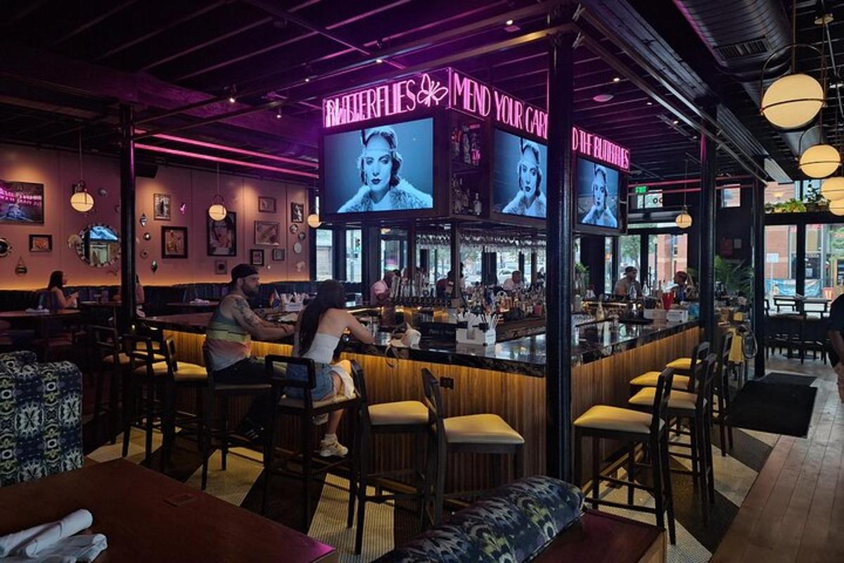 un bar într-un restaurant cu oameni care stau la bar
