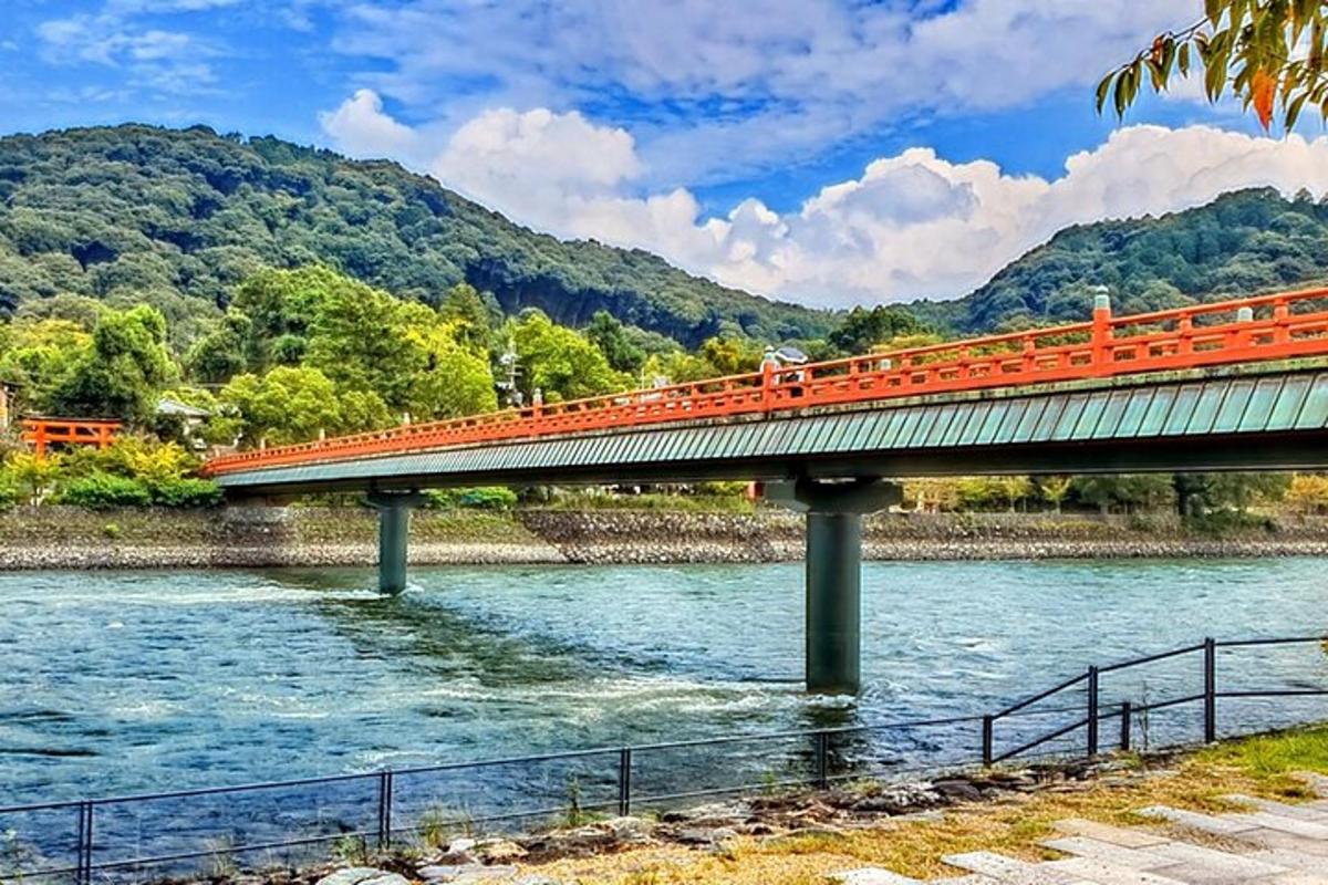 uma ponte sobre um rio com um trem nela