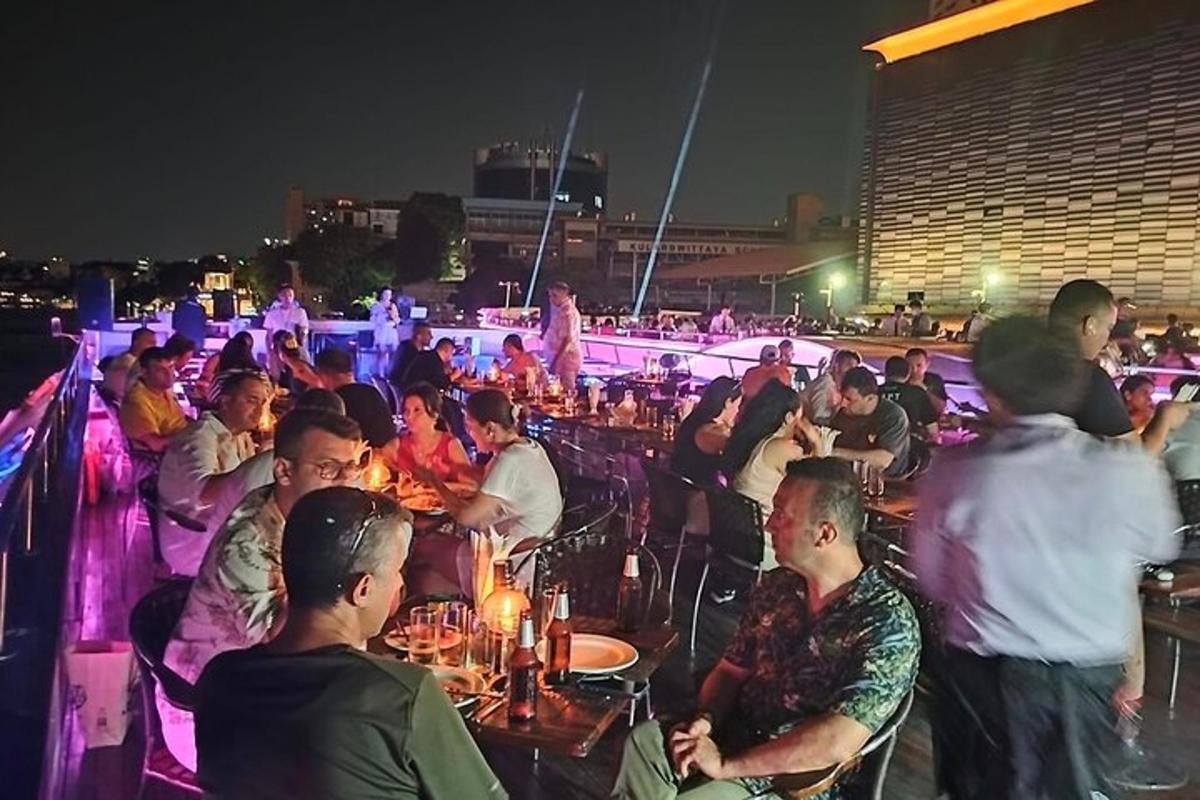 sekumpulan orang duduk di bar pada waktu malam