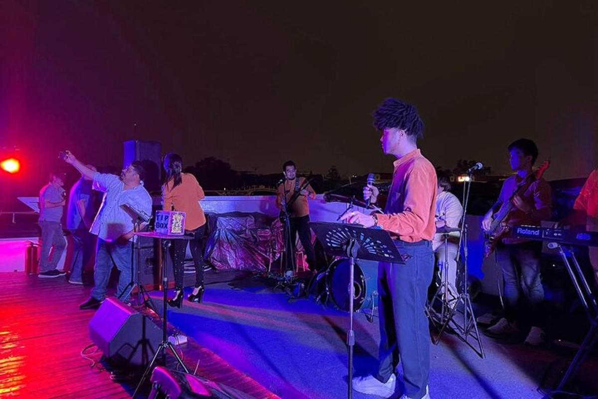 sekumpulan orang di atas pentas bermain muzik