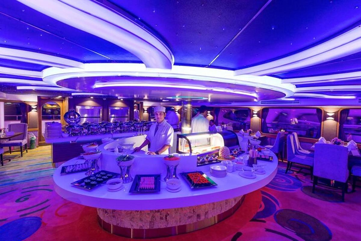 restoran di atas kapal persiaran dengan bar