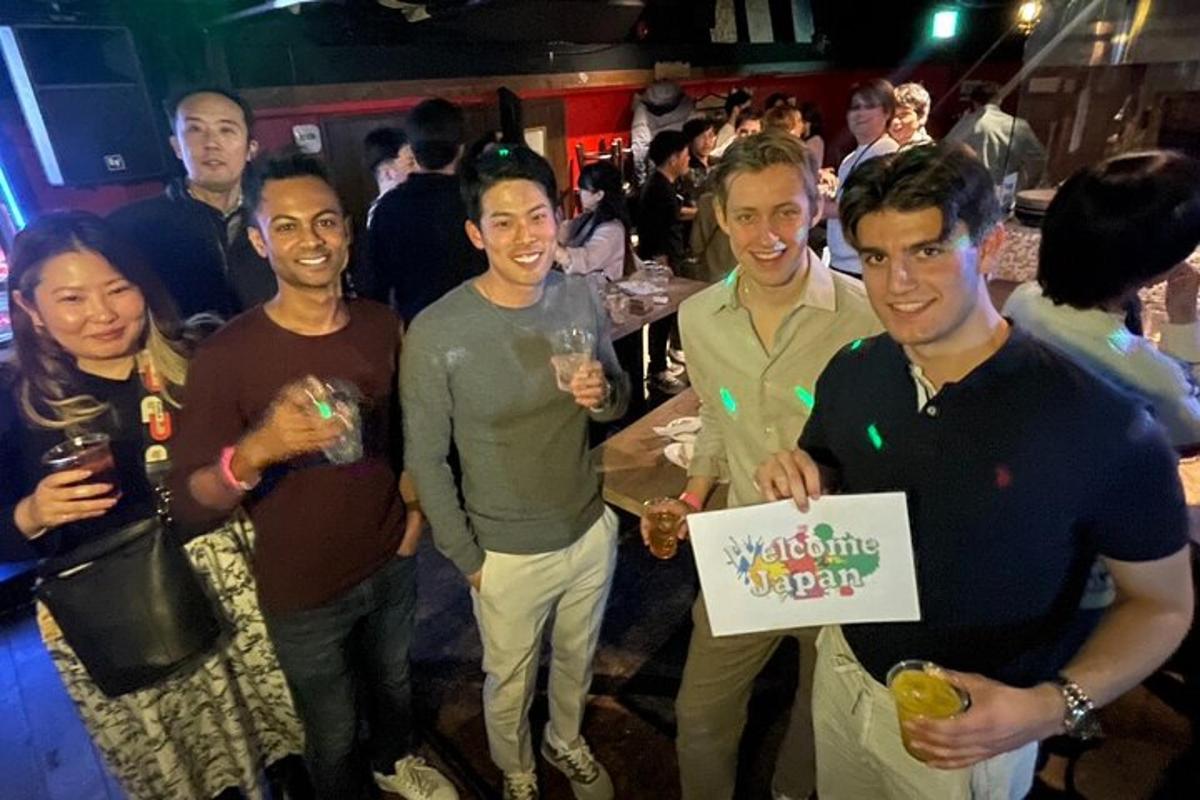 en gruppe mennesker som poserer for et bilde på en fest