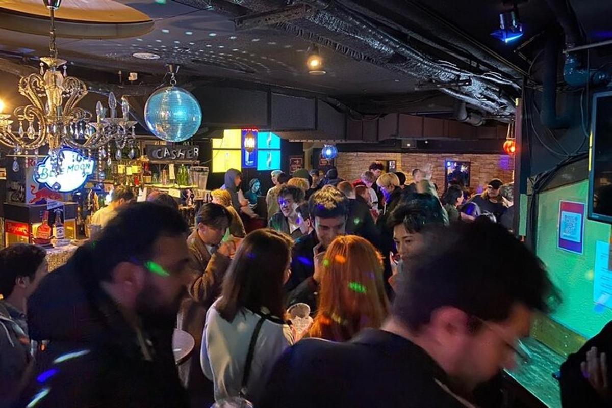 en folkemengde som står i en bar