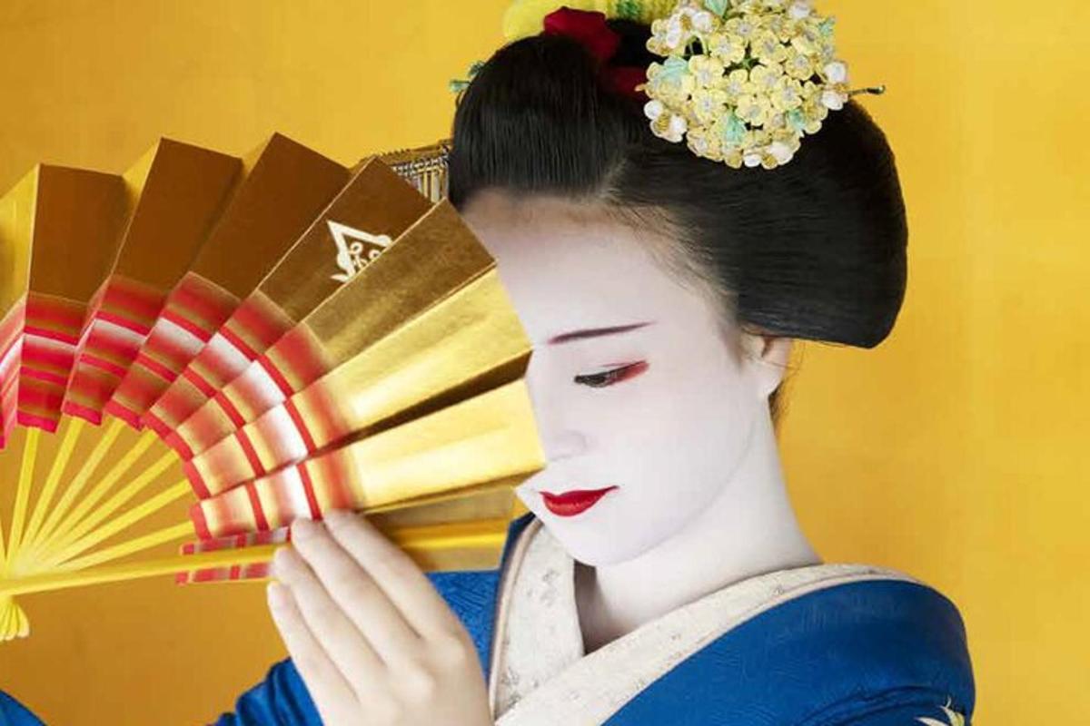 a geisha holding
