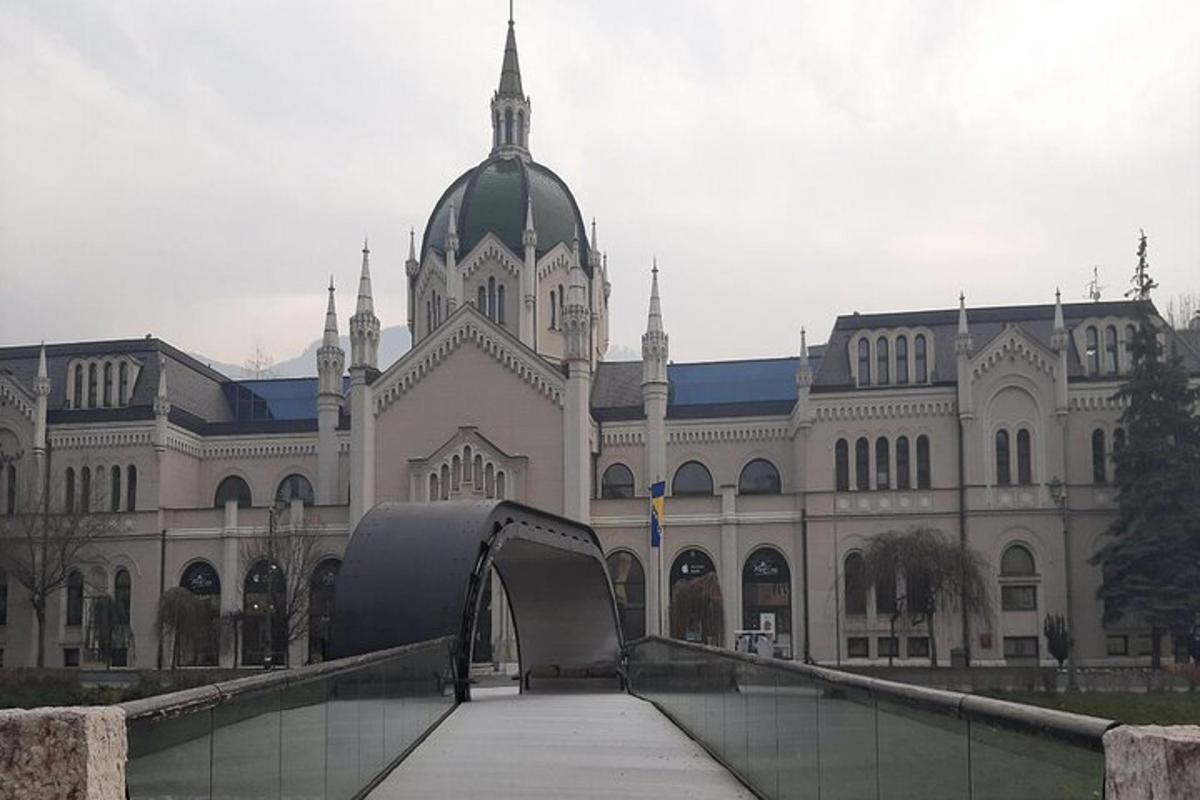 Un gran edificio con una cúpula y un túnel al frente.