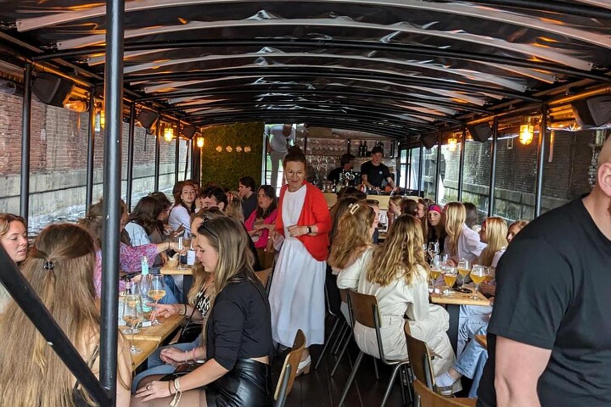 skupina ljudi, ki sedijo za mizami v restavraciji