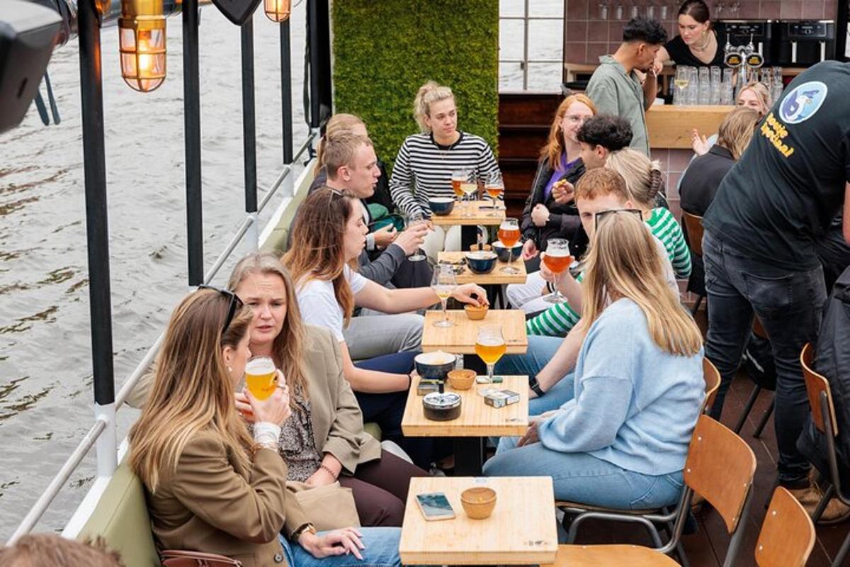 grupa ludzi siedząca przy stołach w restauracji