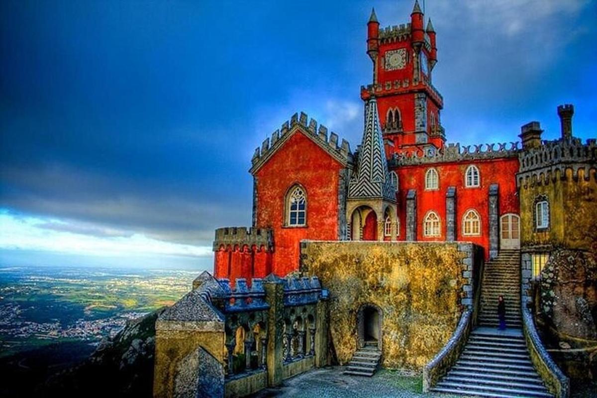 Un castillo con una torre de reloj en la cima.
