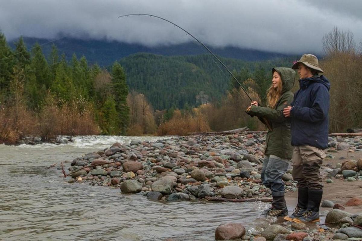 un uomo e una donna che pescano in un fiume