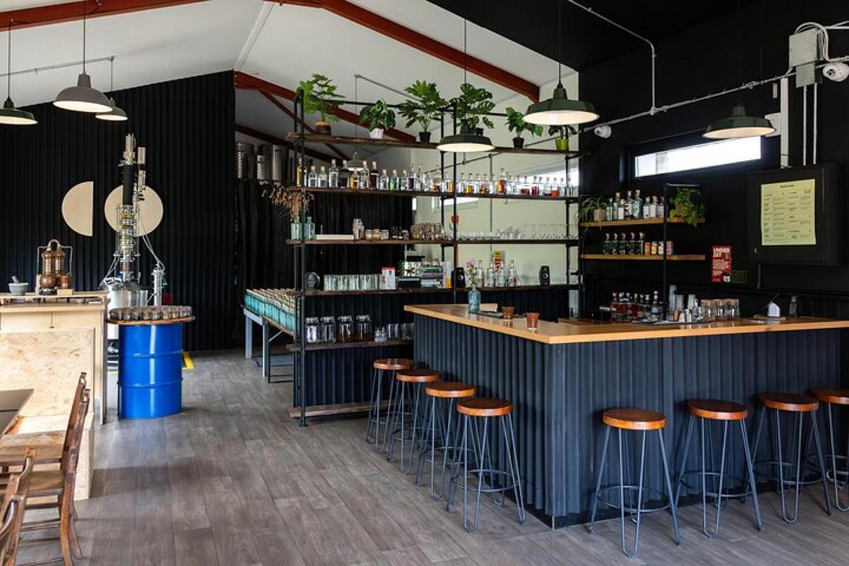 bar w restauracji ze stołkami