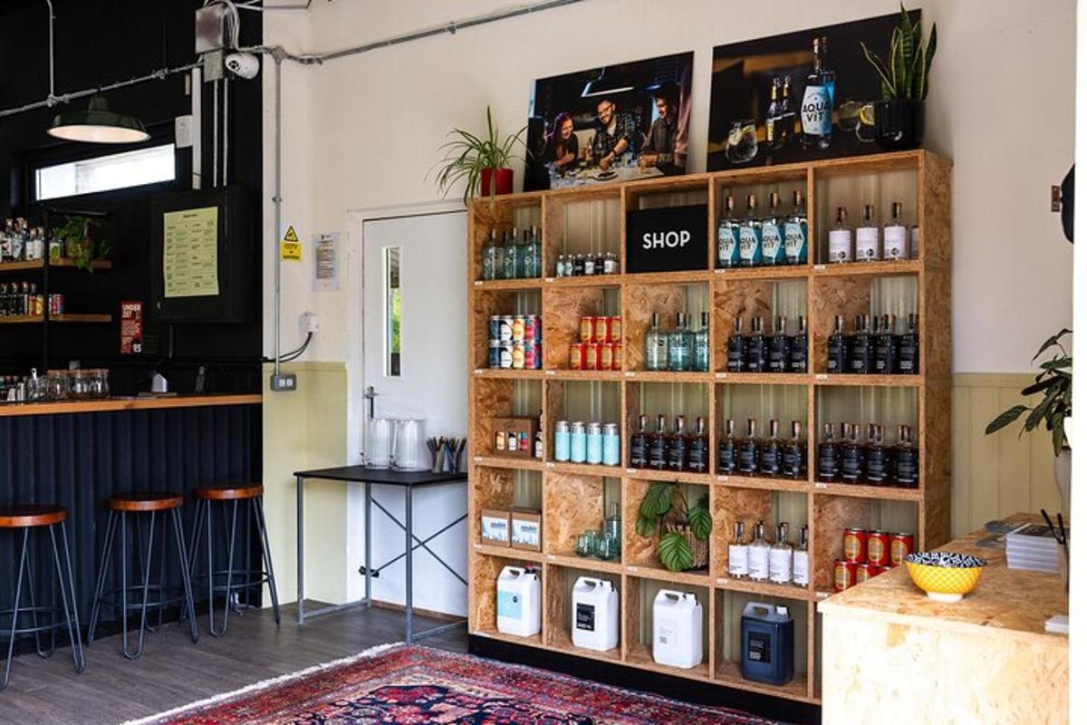uma sala com uma prateleira cheia de garrafas de álcool