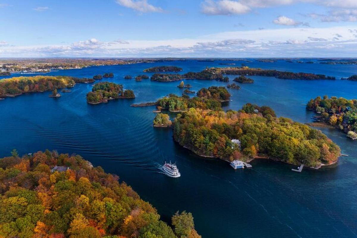 Una isla en el agua con un barco en ella