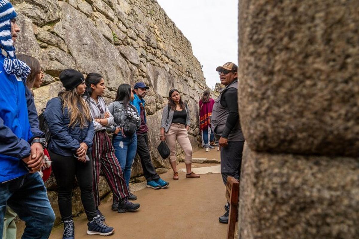 un gruppo di persone in piedi accanto a un muro